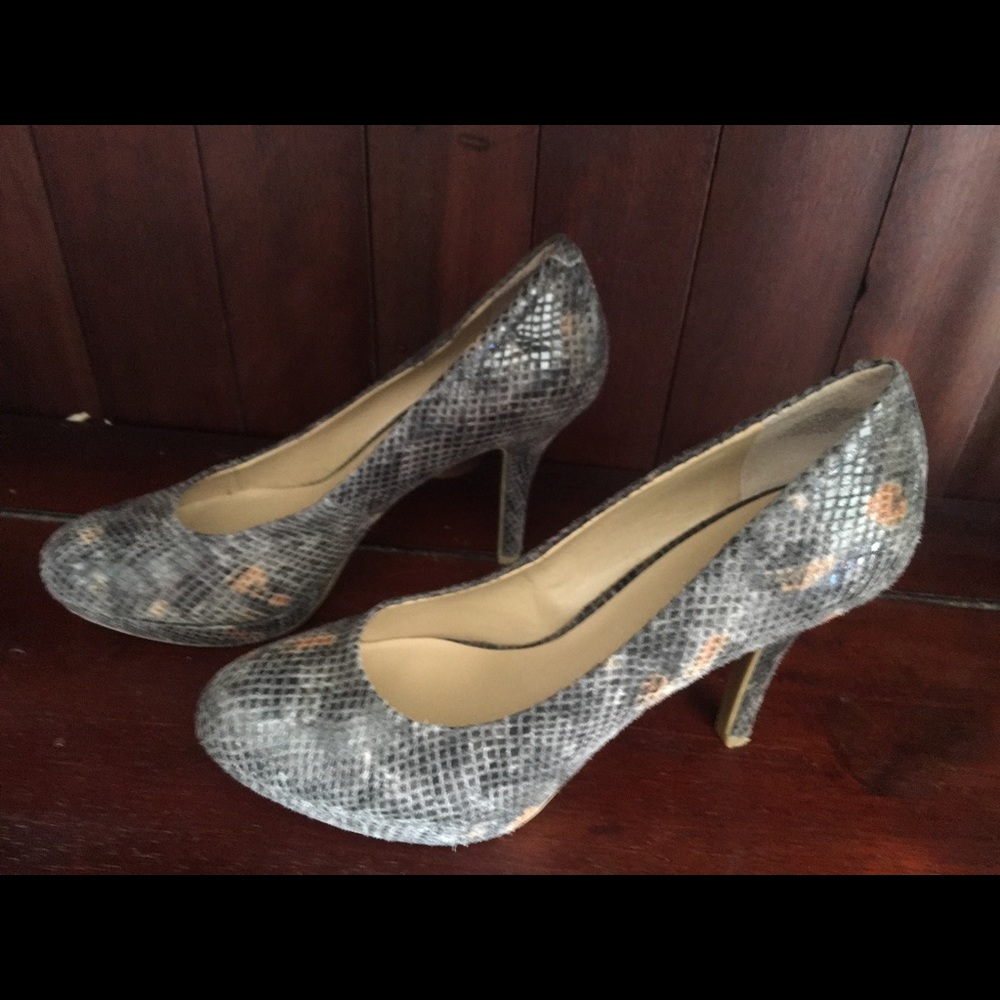 Multi color professional pumps.